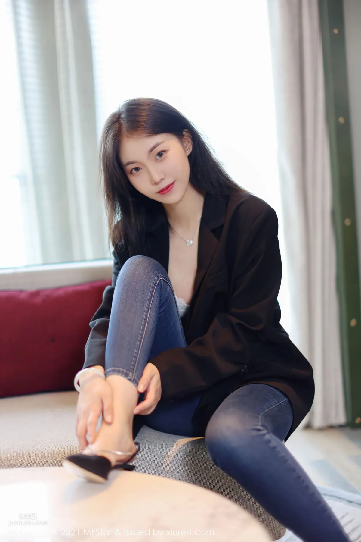 New Model Yike Tiandan Huang a, Capable and Elegant Suit and Jeans photo 12