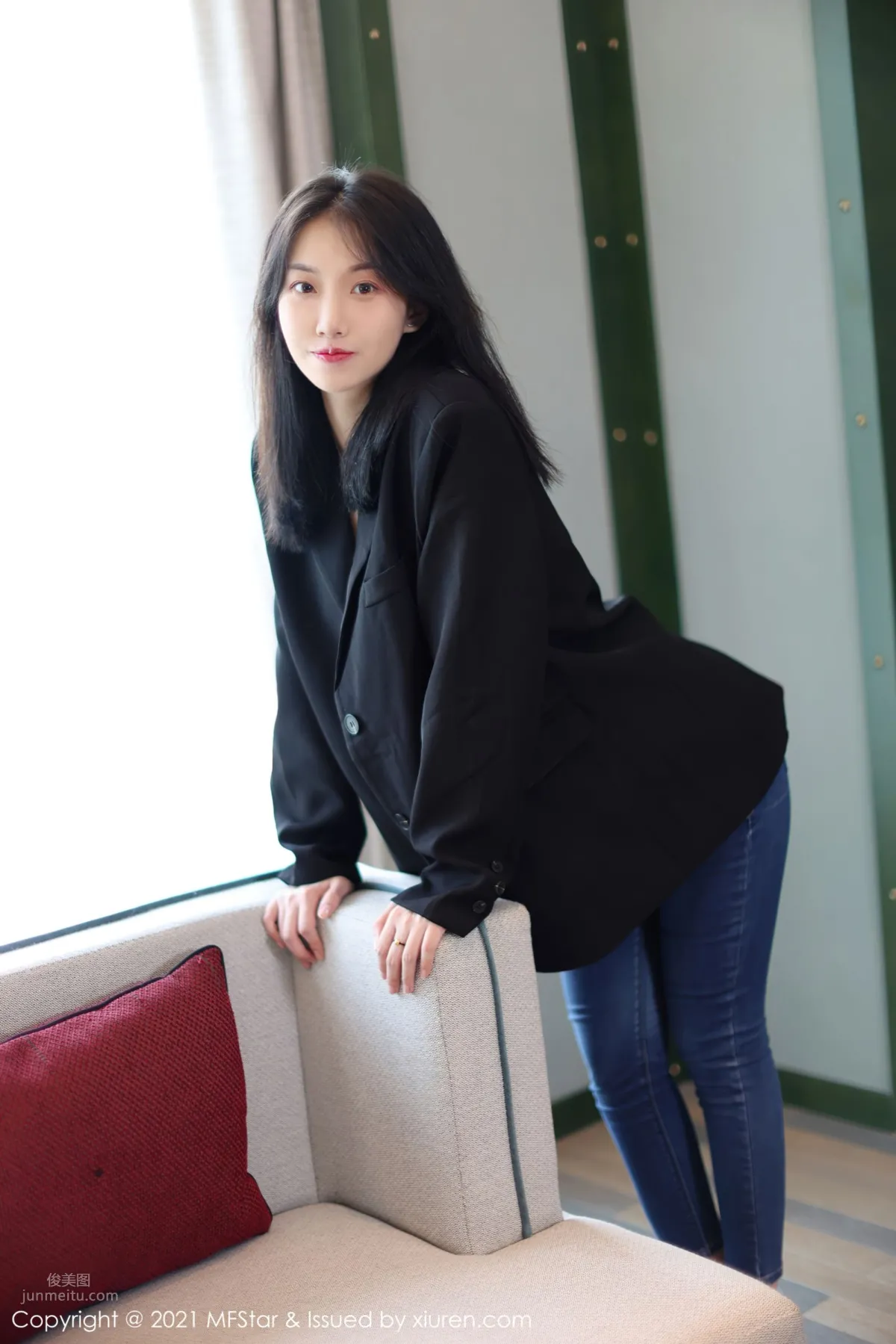 New Model Yike Tiandan Huang a, Capable and Elegant Suit and Jeans photo 6