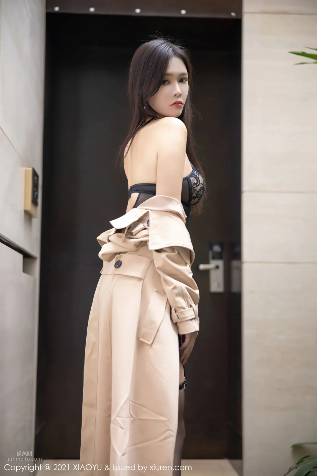 Cold Beauty Model Nabi Elegant and Graceful Trench Coat photo 12