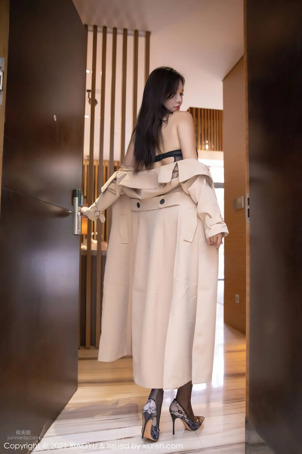 Cold Beauty Model Nabi Elegant and Graceful Trench Coat photo 22