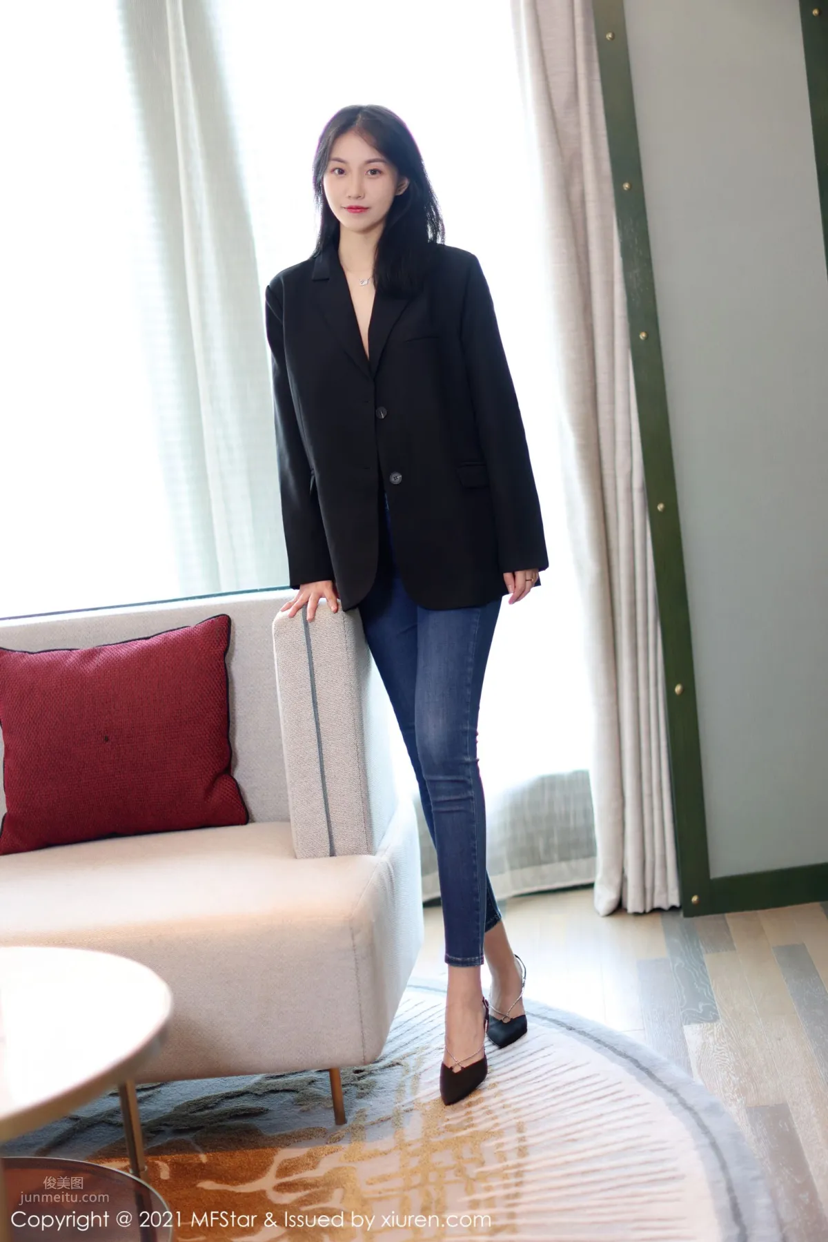 New Model Yike Tiandan Huang a, Capable and Elegant Suit and Jeans photo 2