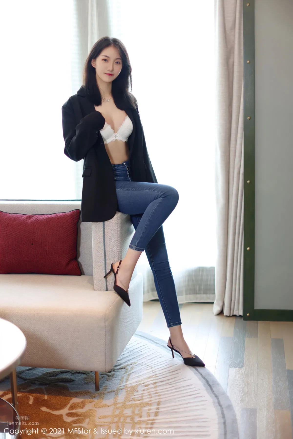 New Model Yike Tiandan Huang a, Capable and Elegant Suit and Jeans photo 7