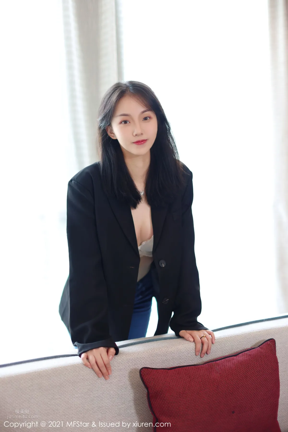 New Model Yike Tiandan Huang a, Capable and Elegant Suit and Jeans photo 8