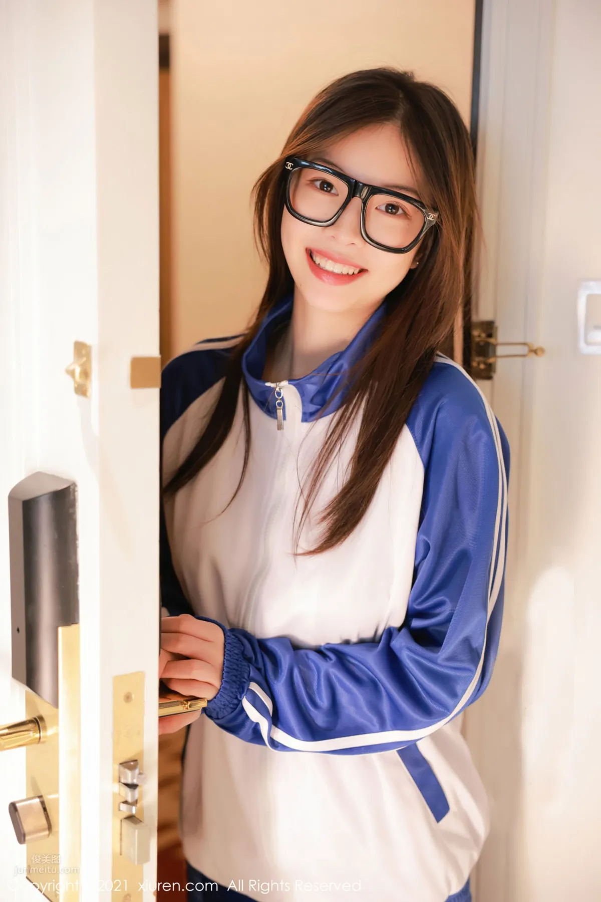 明日花桃桃澳门旅拍 蓝色校服下青春活力_0