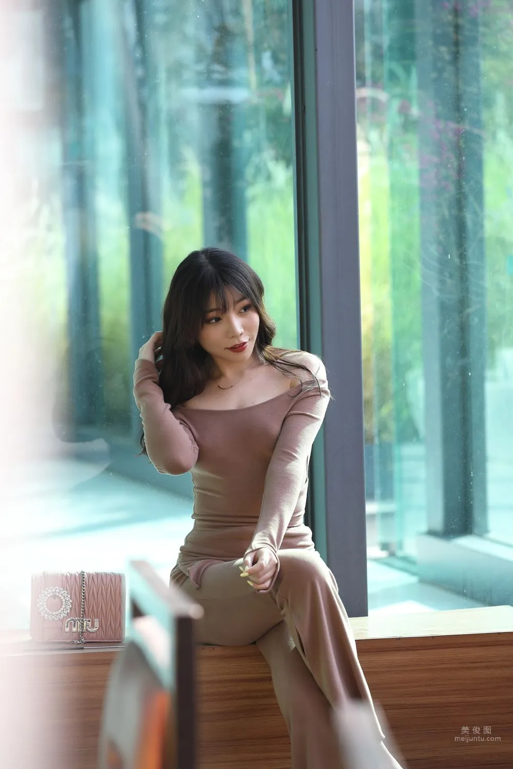 City Beauty Zhizhi Booty, Off-Shoulder Sexy Tight Slit Pants photo 33