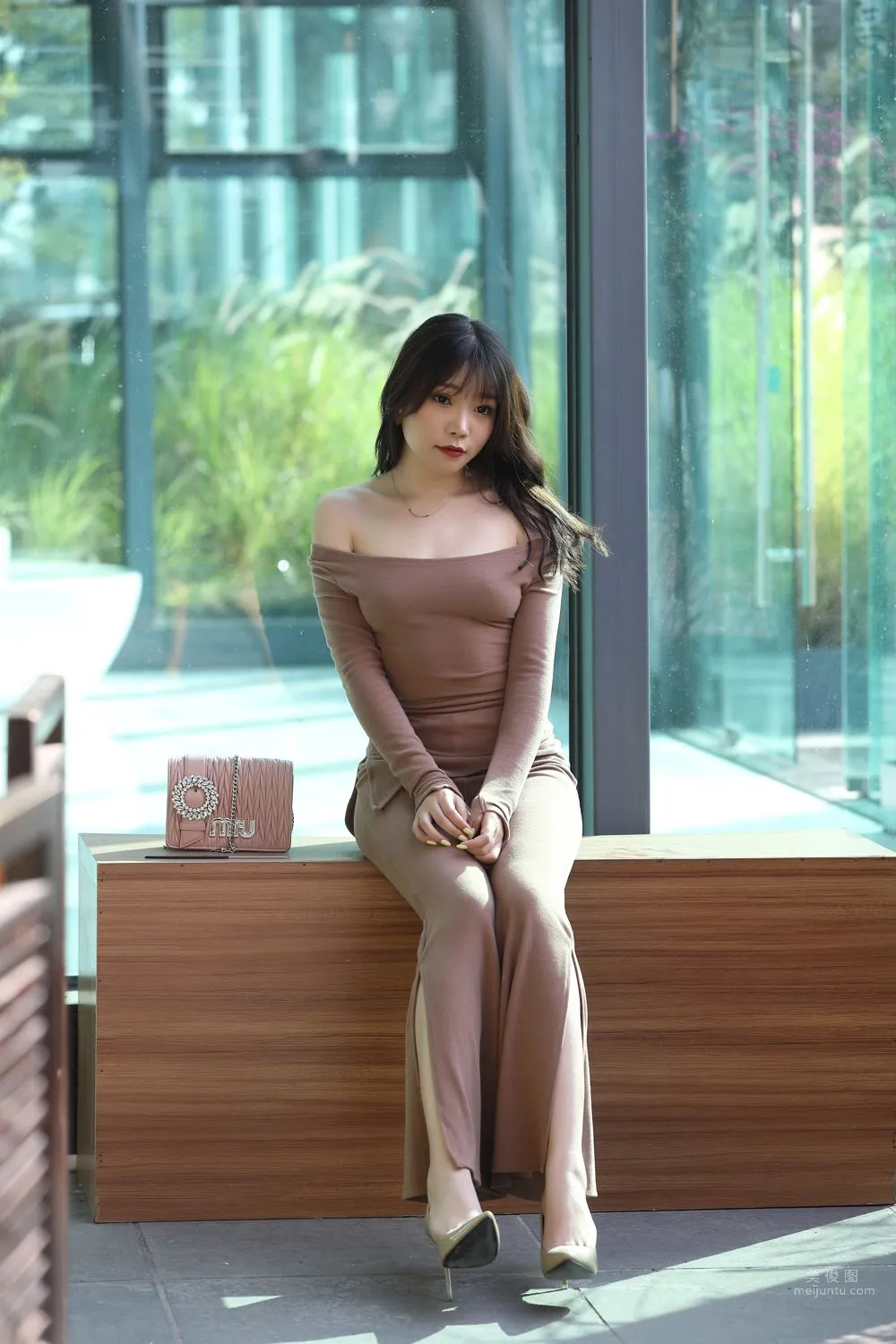 City Beauty Zhizhi Booty, Off-Shoulder Sexy Tight Slit Pants photo 31