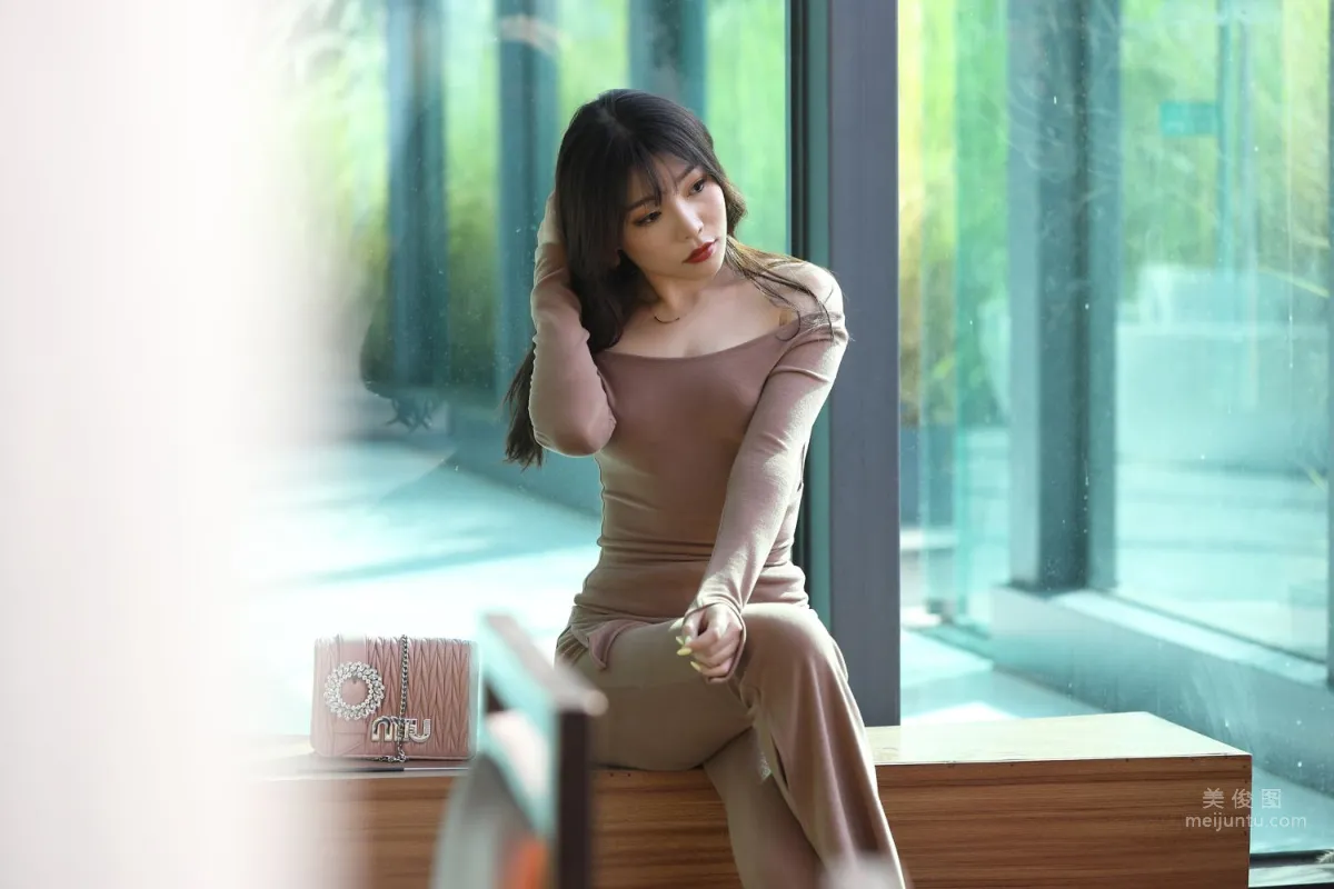 City Beauty Zhizhi Booty, Off-Shoulder Sexy Tight Slit Pants photo 32