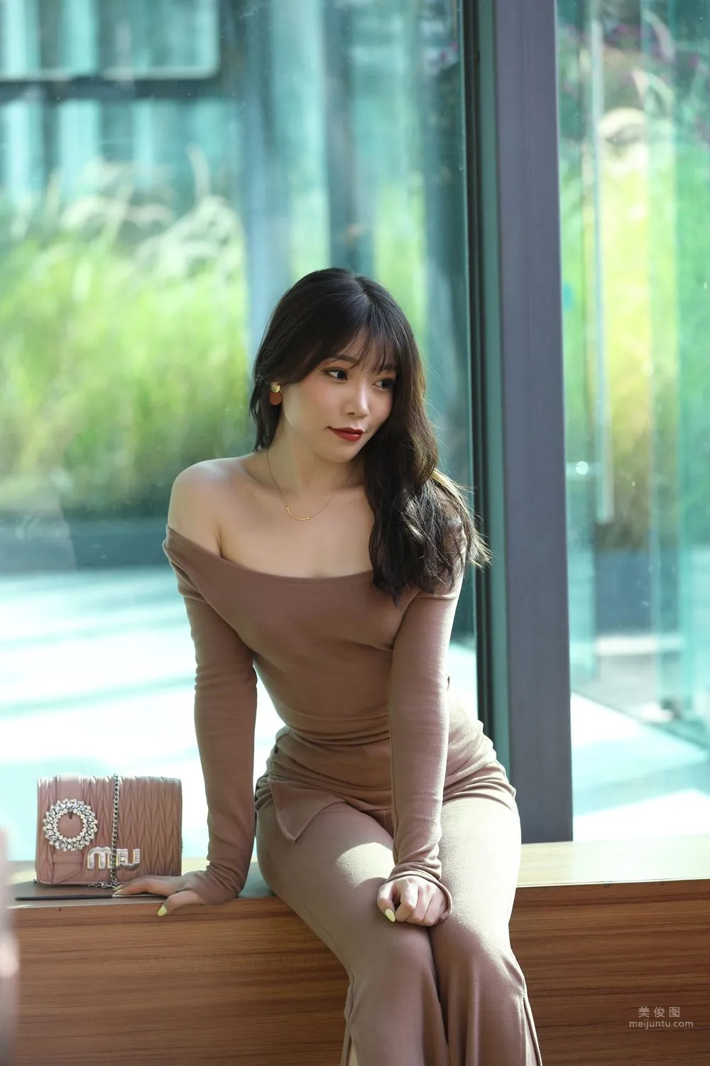 City Beauty Zhizhi Booty, Off-Shoulder Sexy Tight Slit Pants photo 30