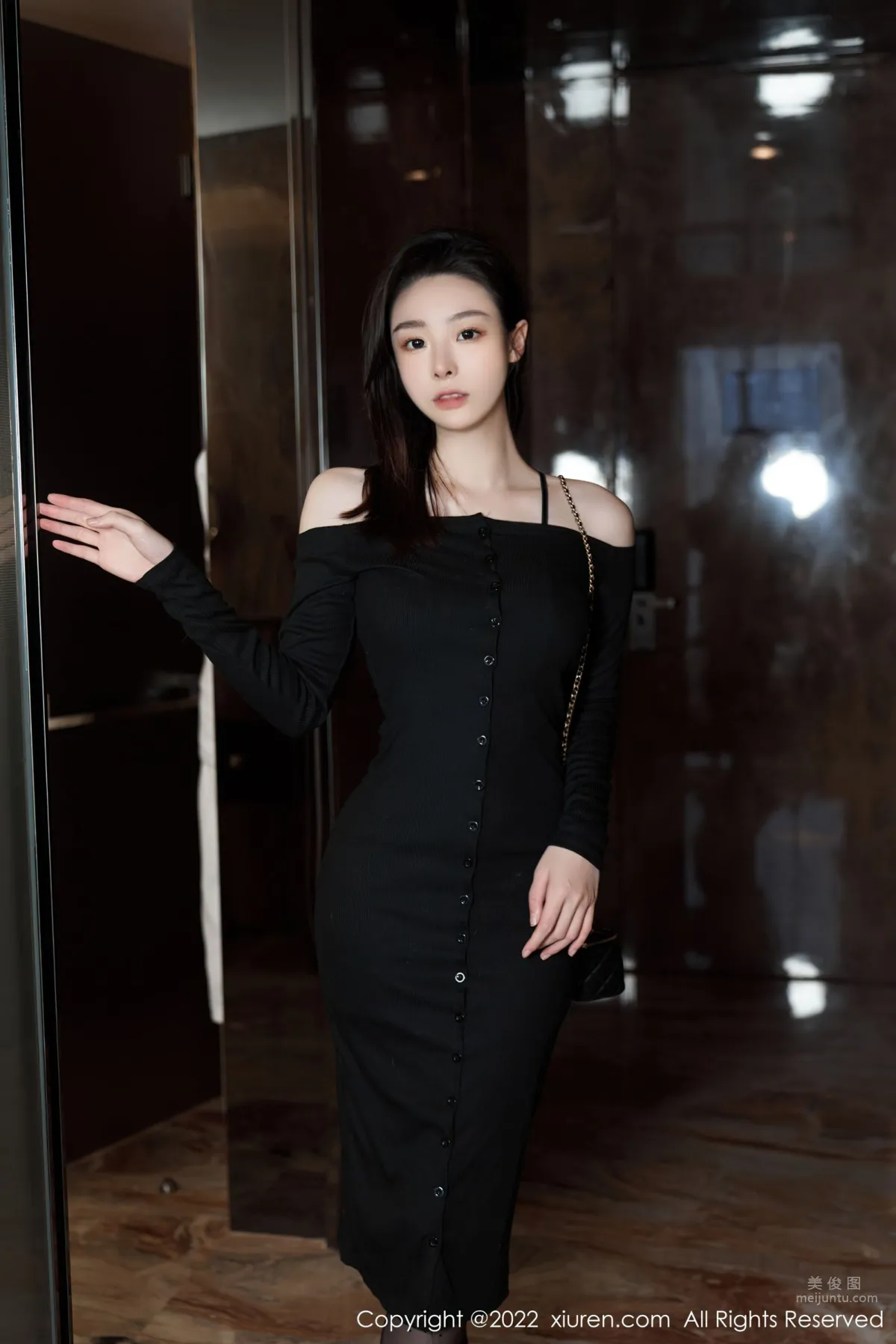 [XiuRen] 2022.09.01 No.5529 是小逗逗_0