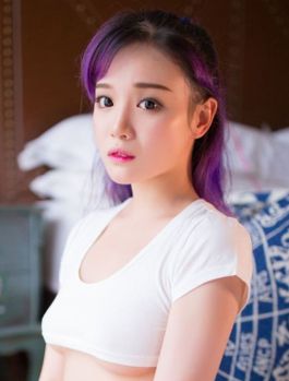 牽着貓的妹子