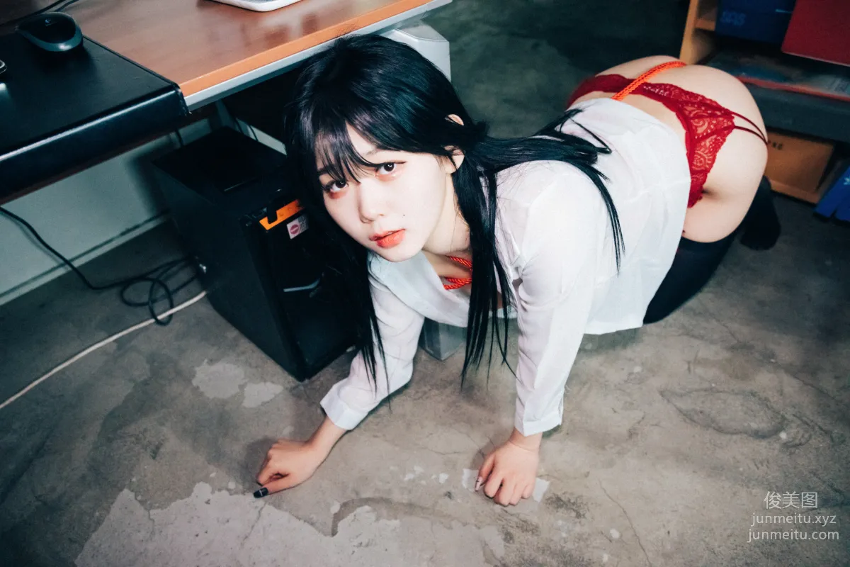 Zia: LOOZY 046. Office slave photo 7