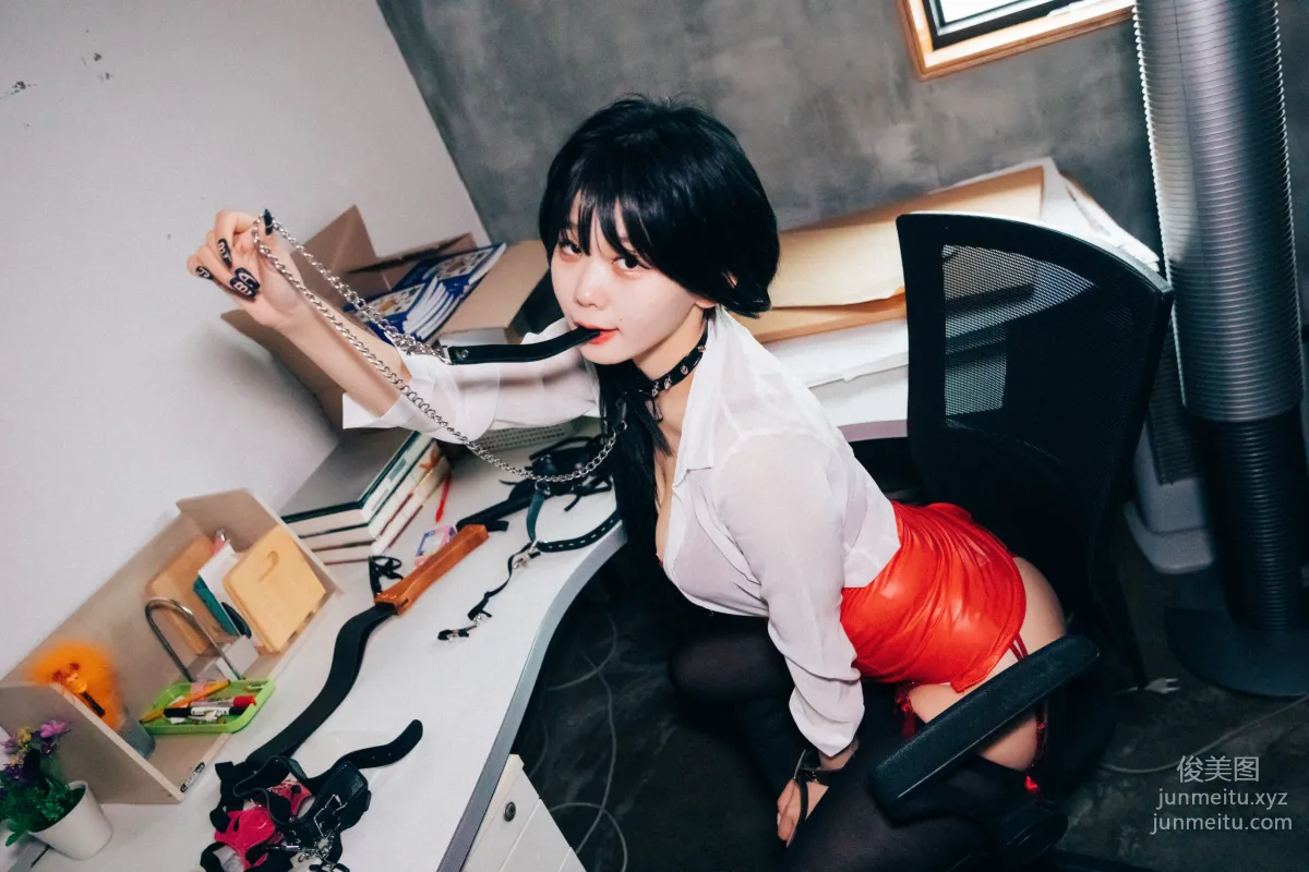 Zia: LOOZY 046. Office slave photo 170