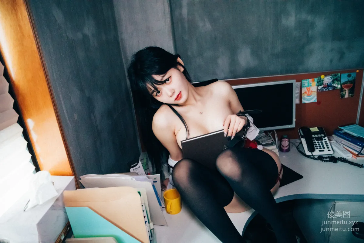 Zia: LOOZY 046. Office slave photo 121