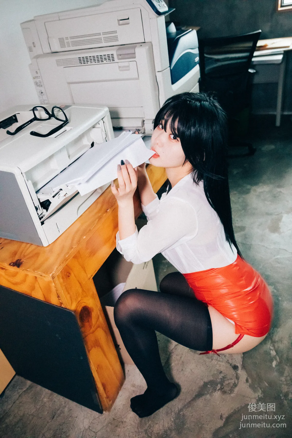 Zia: LOOZY 046. Office slave photo 158