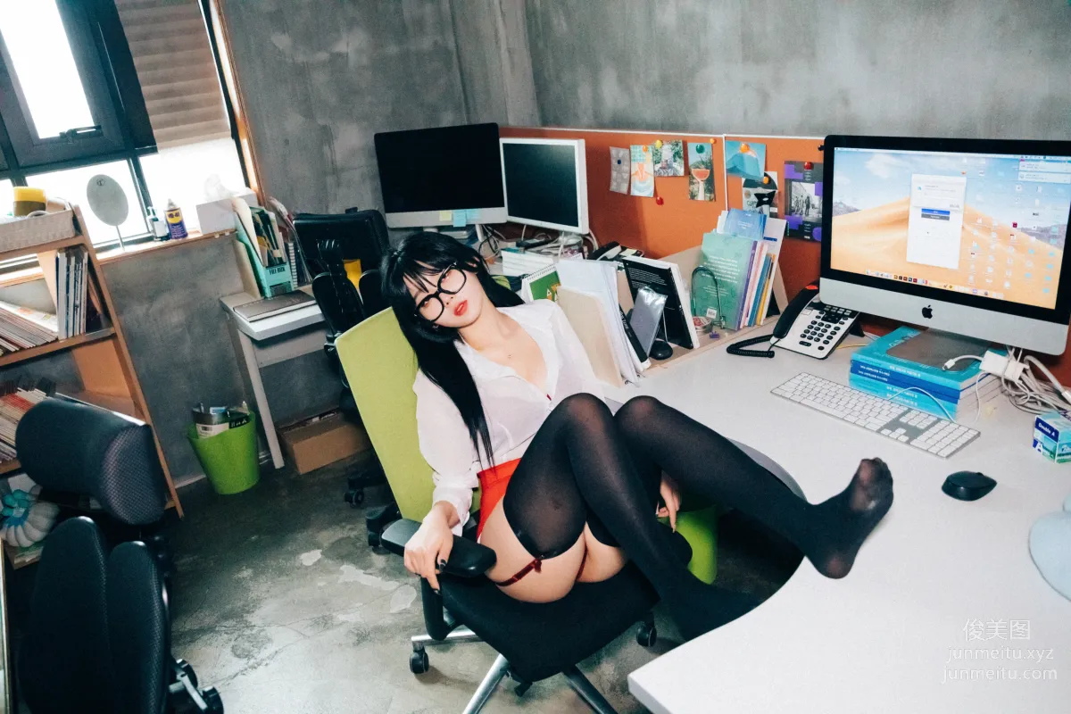 Zia: LOOZY 046. Office slave photo 178