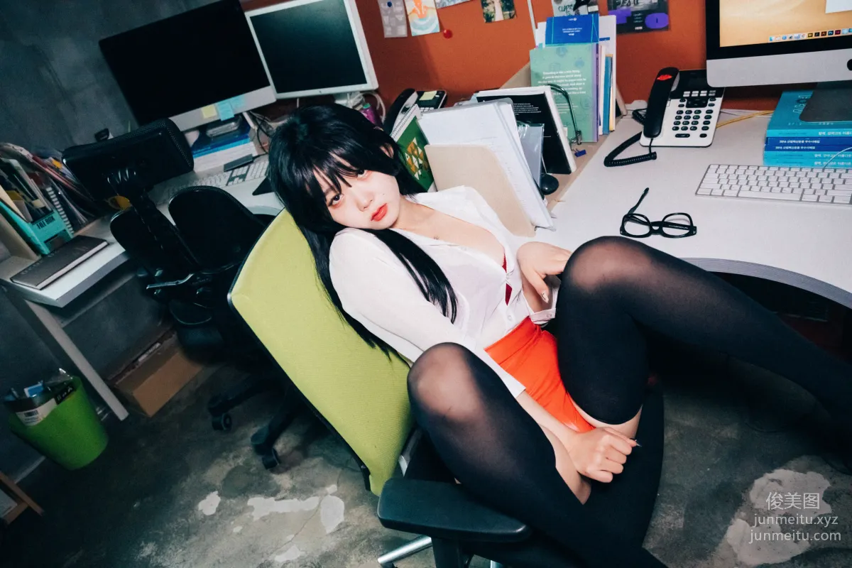 Zia: LOOZY 046. Office slave photo 102