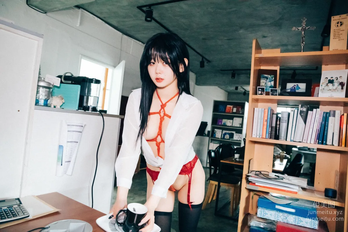 Zia: LOOZY 046. Office slave photo 9