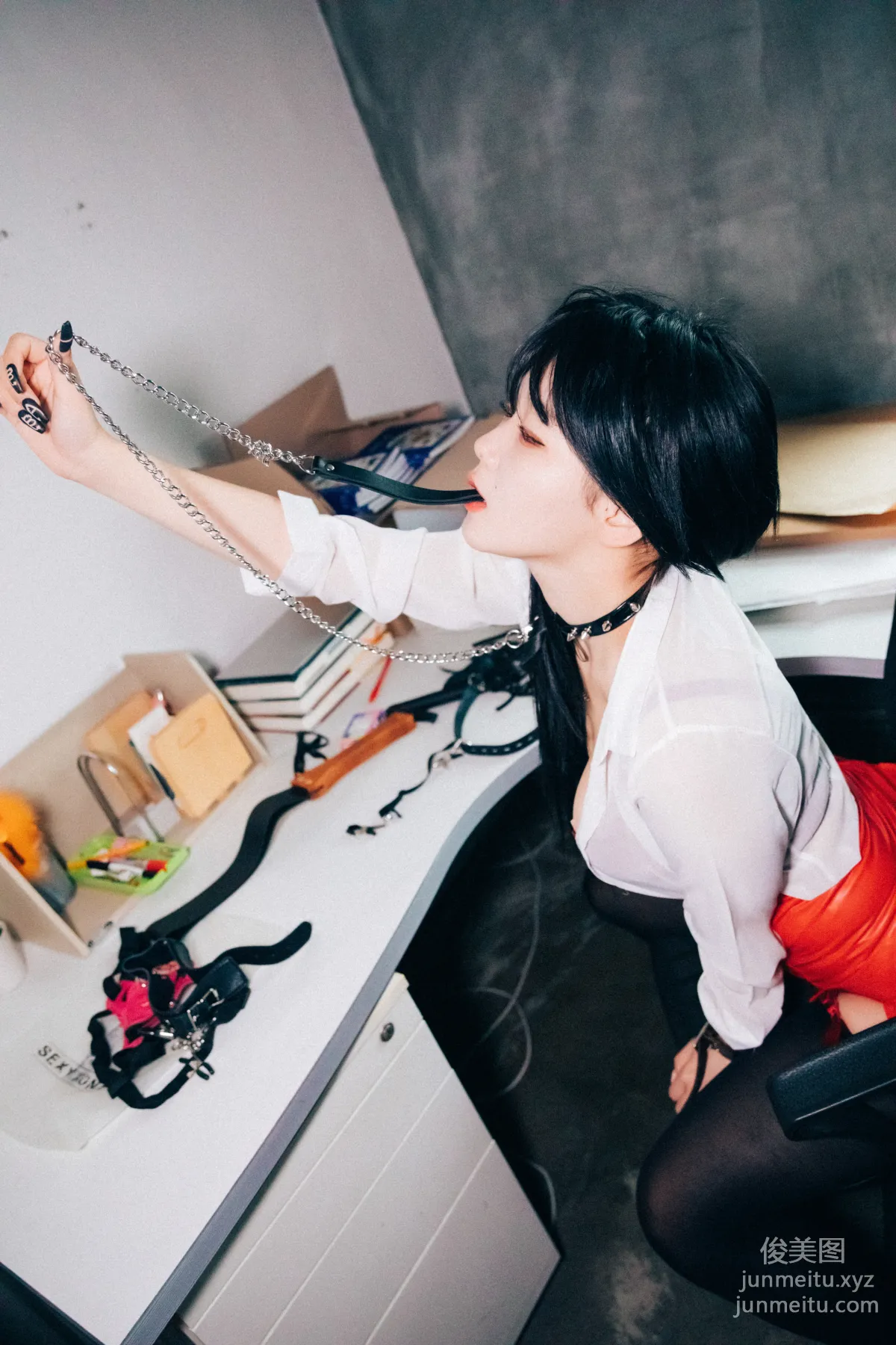 Zia: LOOZY 046. Office slave photo 148
