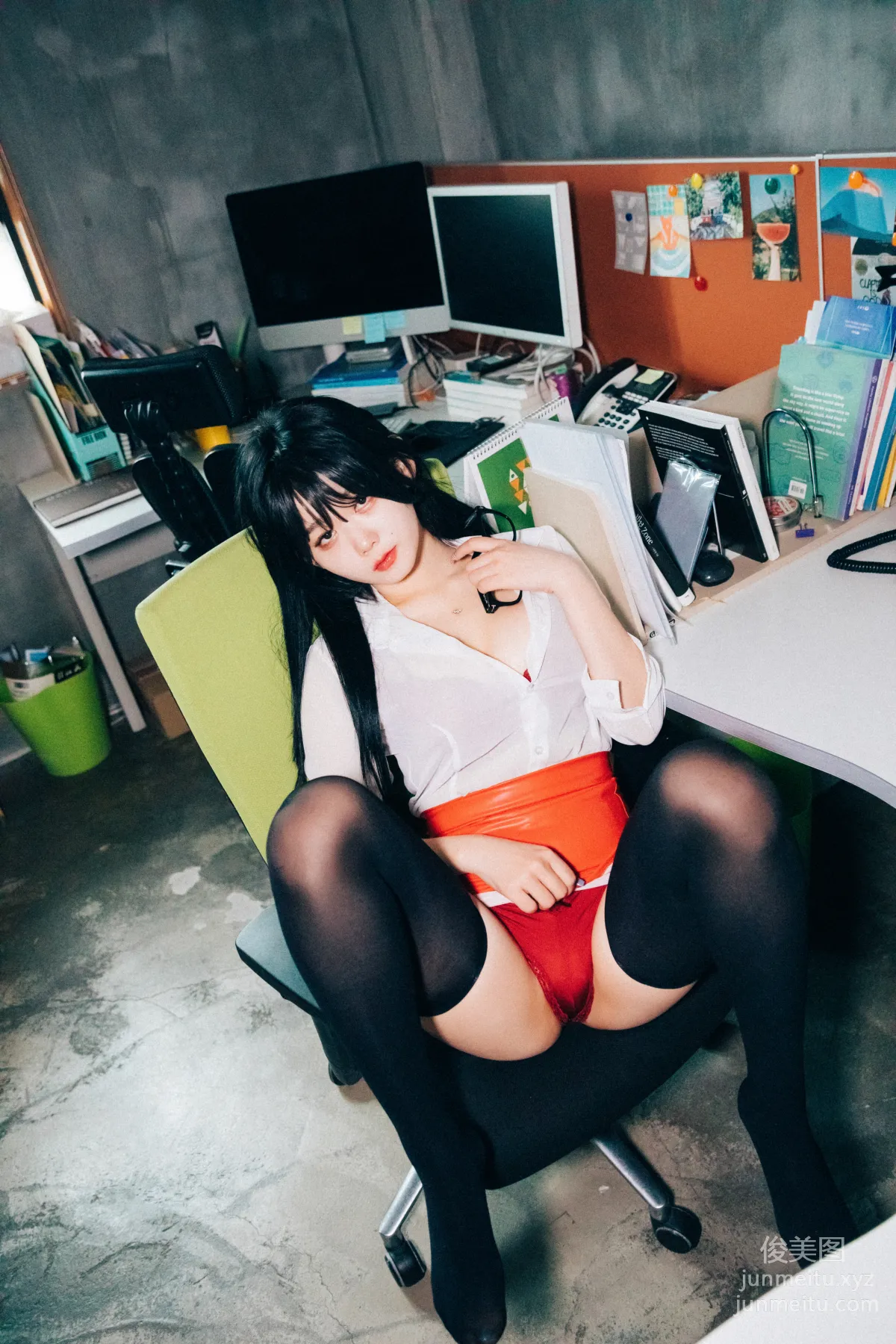 Zia: LOOZY 046. Office slave photo 118