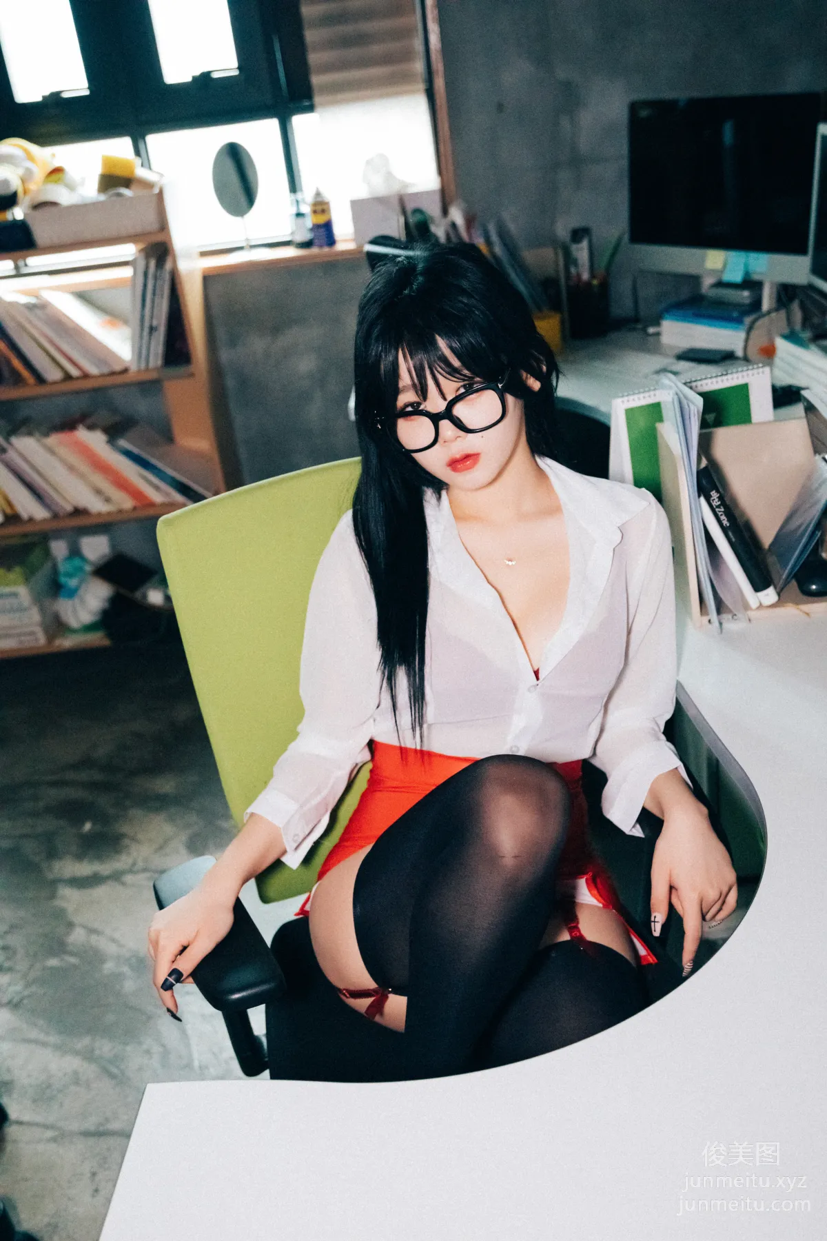 Zia: LOOZY 046. Office slave photo 194