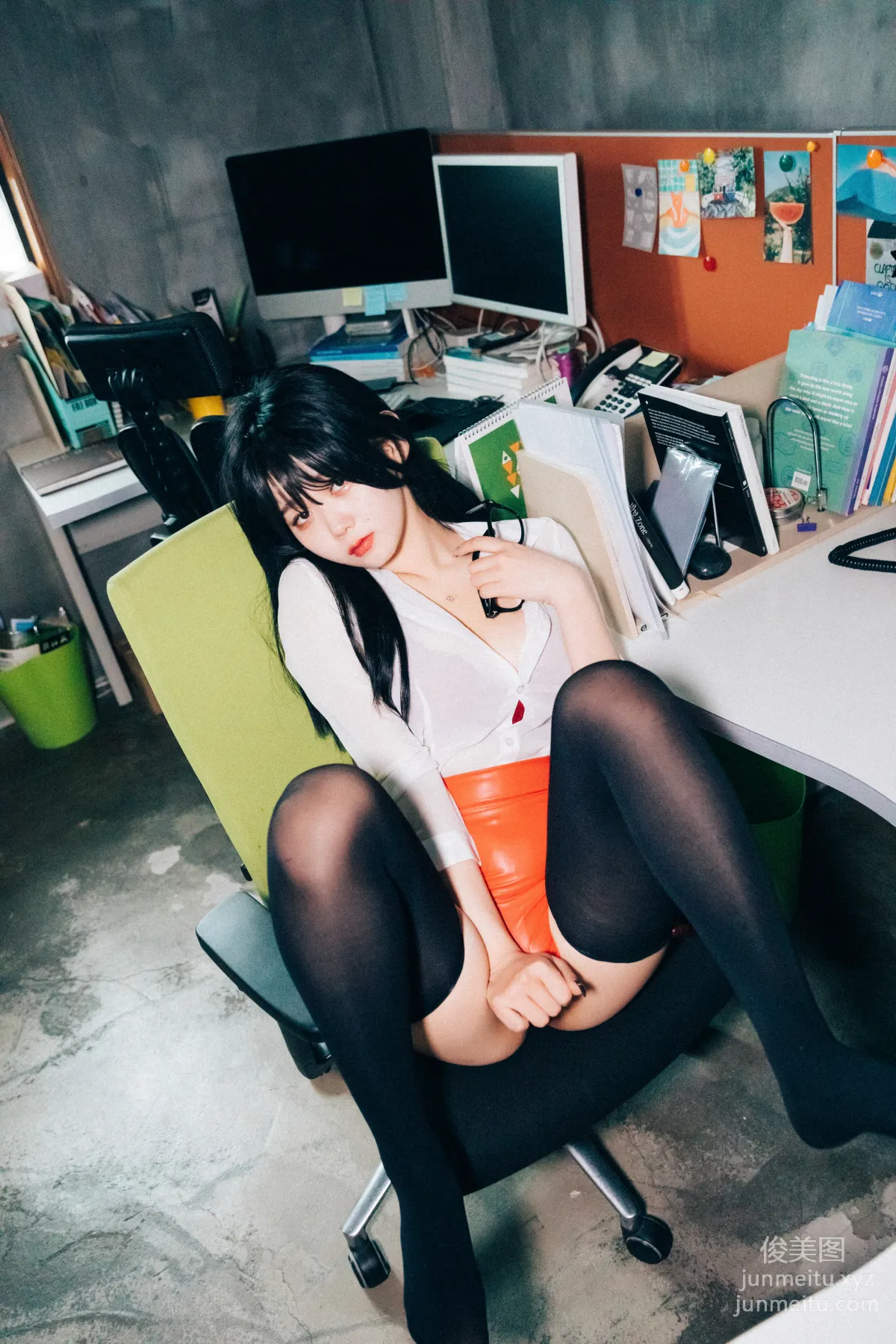 Zia: LOOZY 046. Office slave photo 13