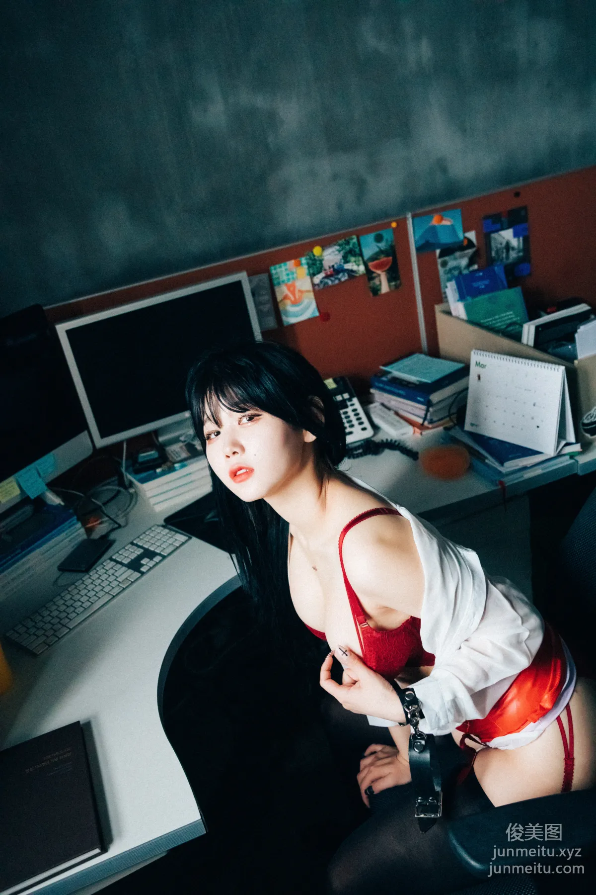 Zia: LOOZY 046. Office slave photo 127