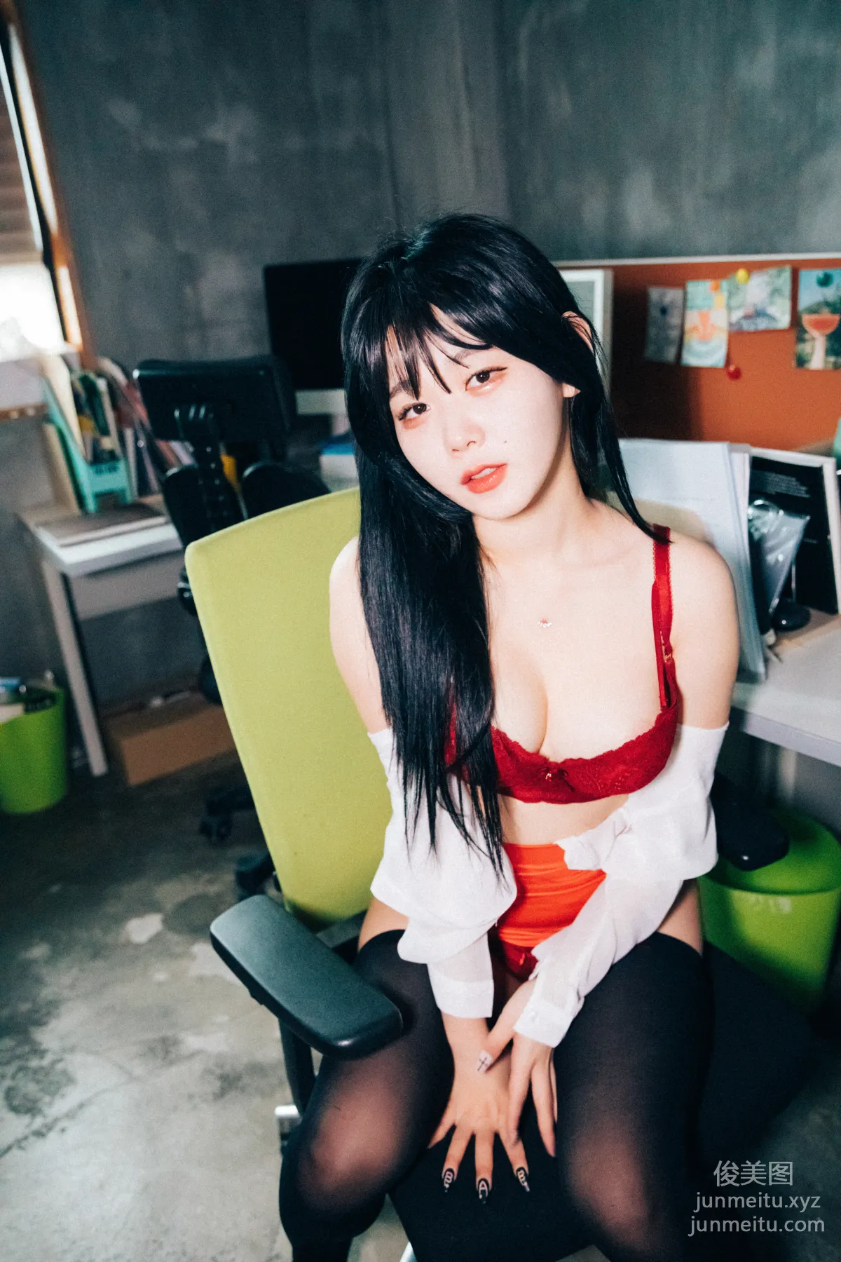 Zia: LOOZY 046. Office slave photo 187