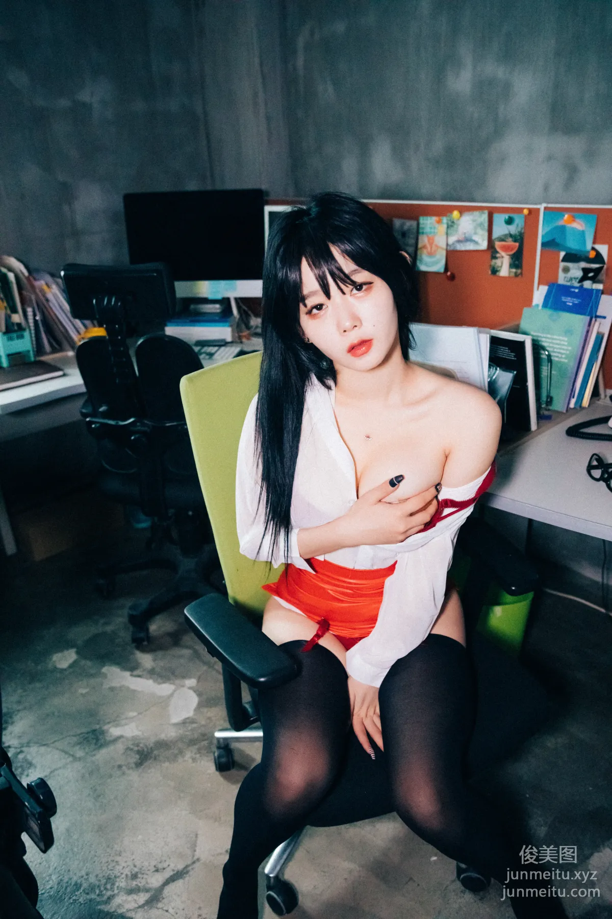 Zia: LOOZY 046. Office slave photo 188