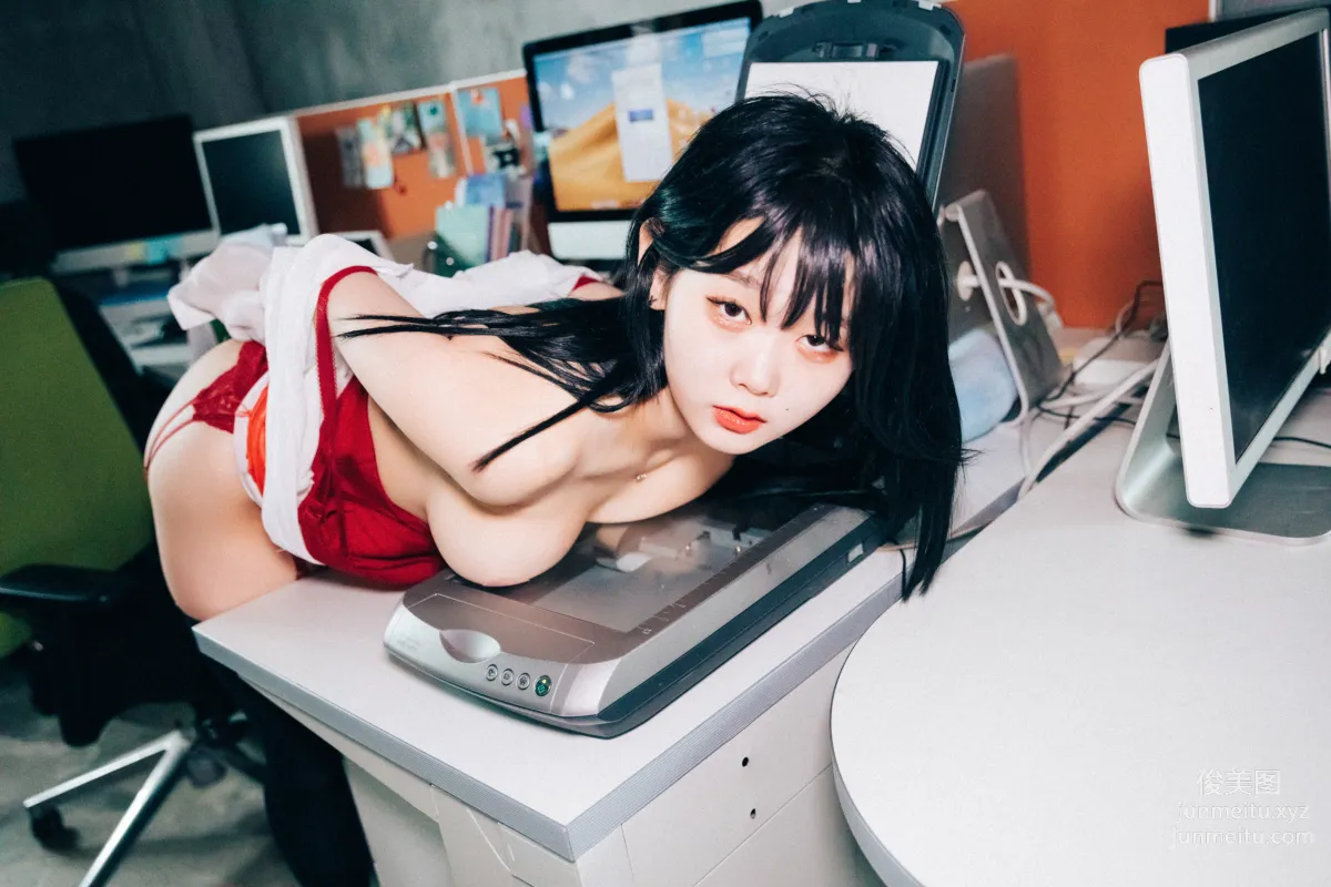 Zia: LOOZY 046. Office slave photo 147