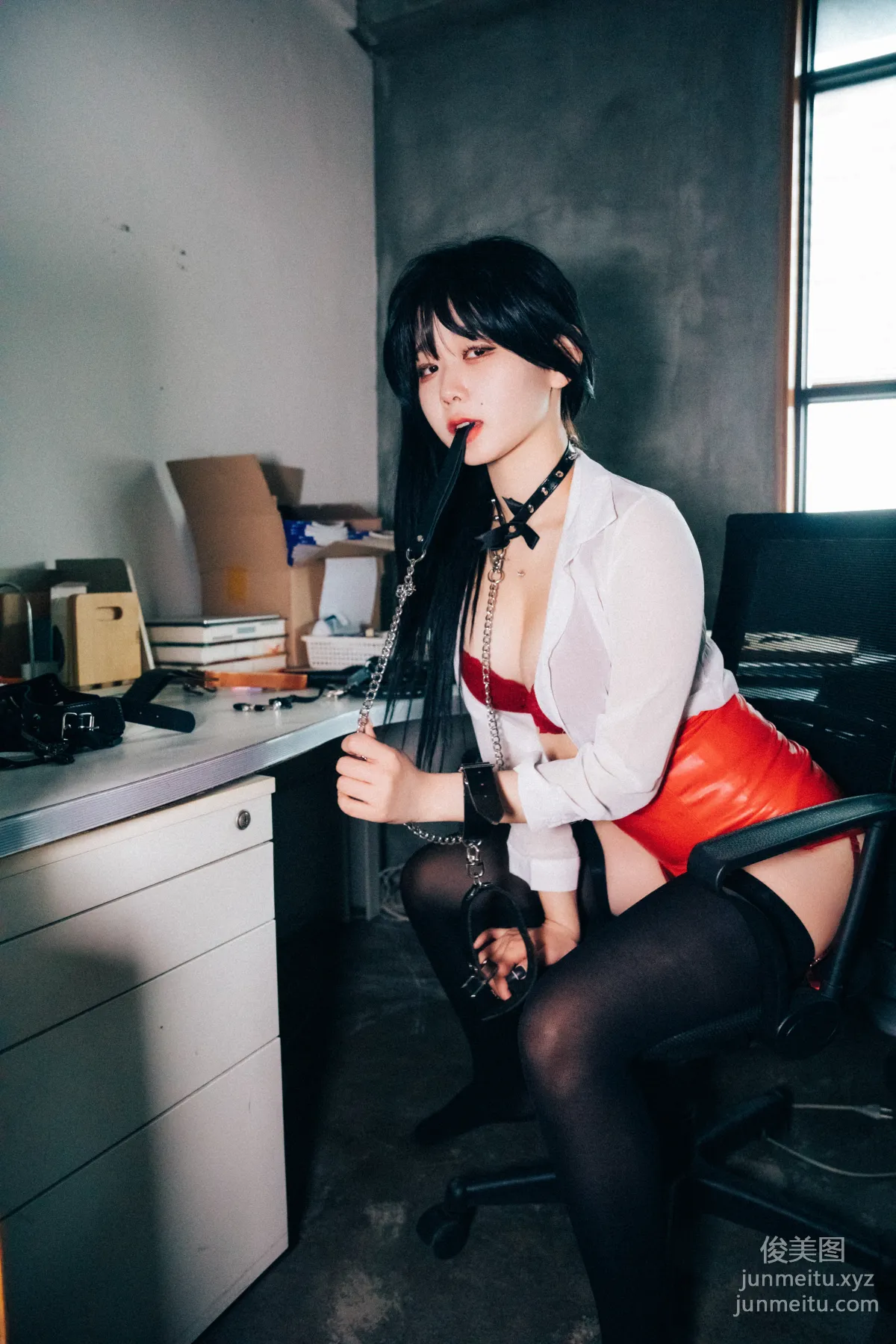 Zia: LOOZY 046. Office slave photo 2