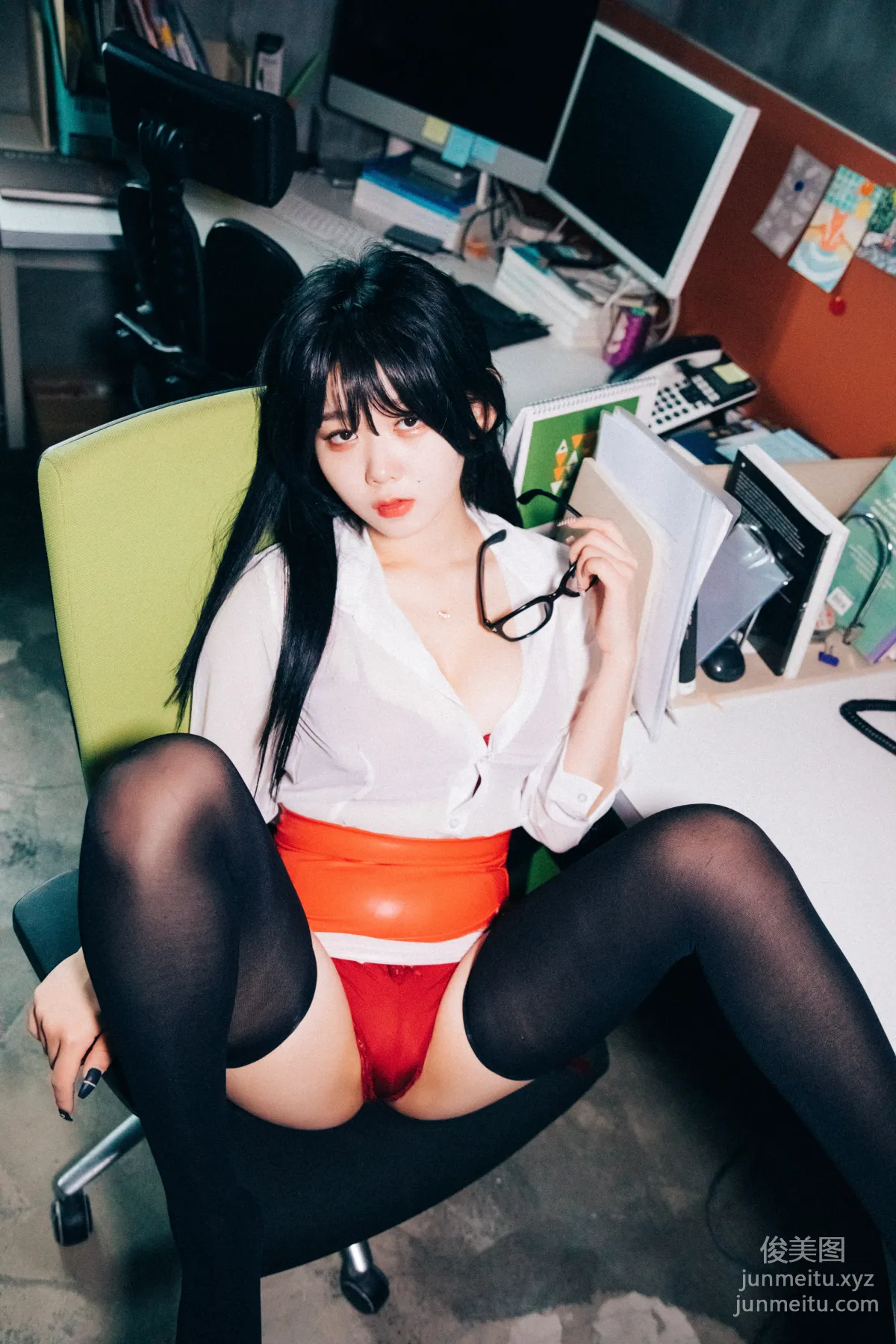 Zia: LOOZY 046. Office slave photo 130