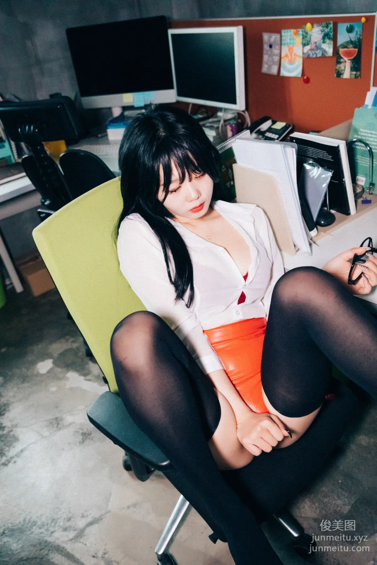 Zia: LOOZY 046. Office slave photo 115