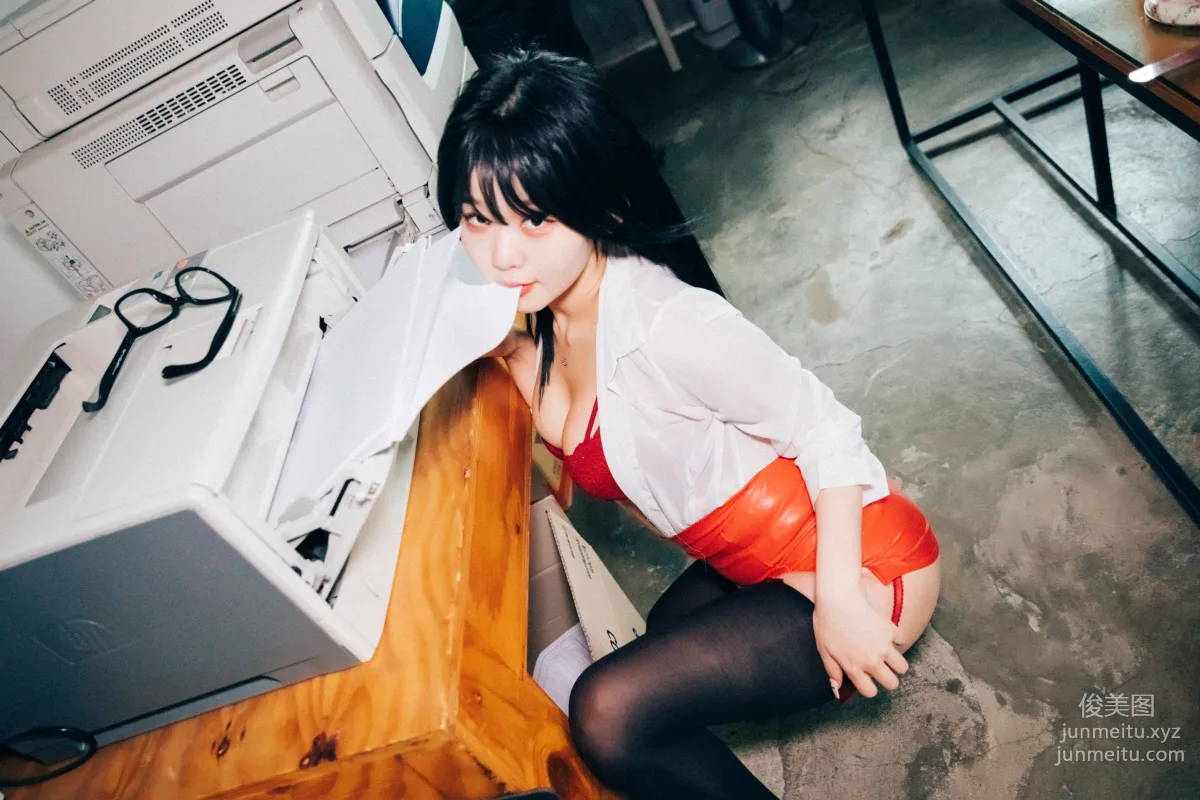 Zia: LOOZY 046. Office slave photo 157