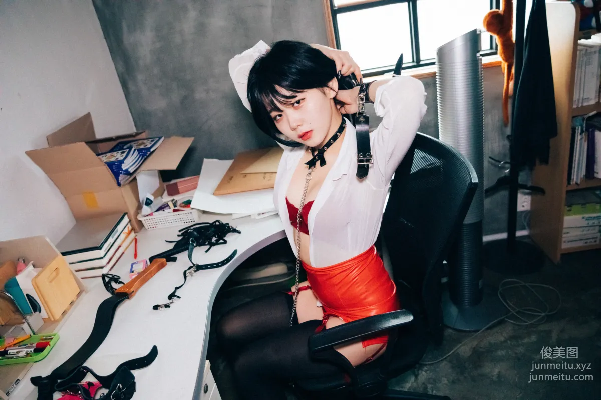 Zia: LOOZY 046. Office slave photo 46