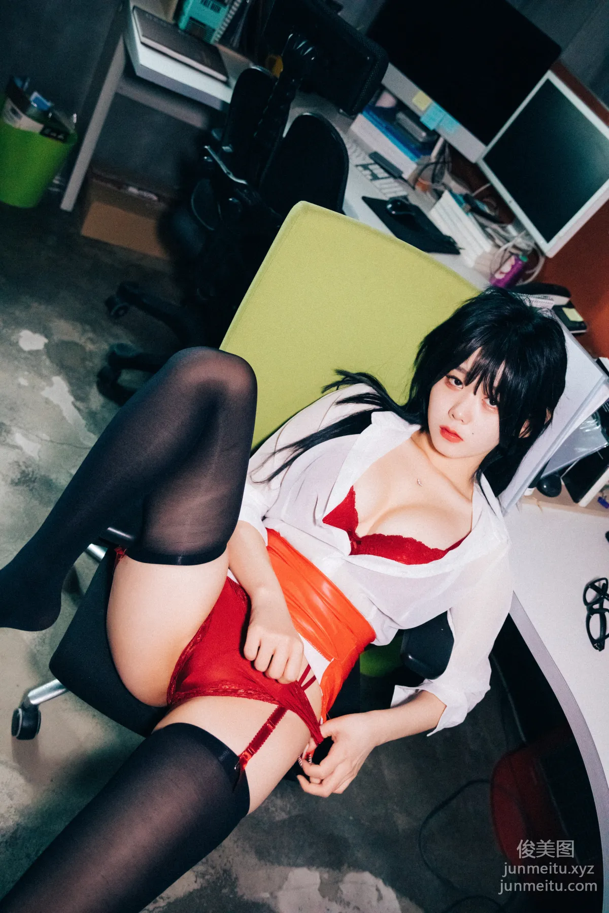 Zia: LOOZY 046. Office slave photo 5