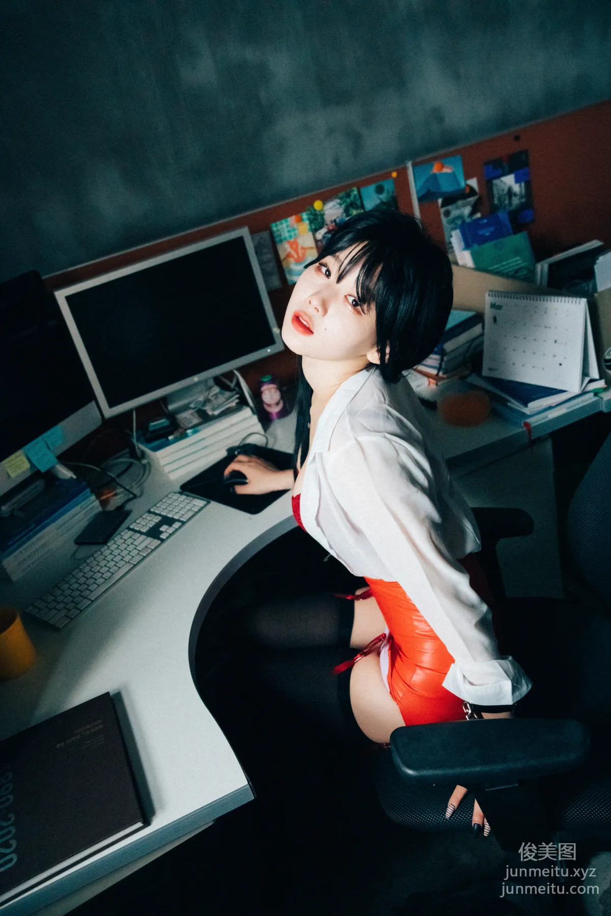 Zia: LOOZY 046. Office slave photo 131