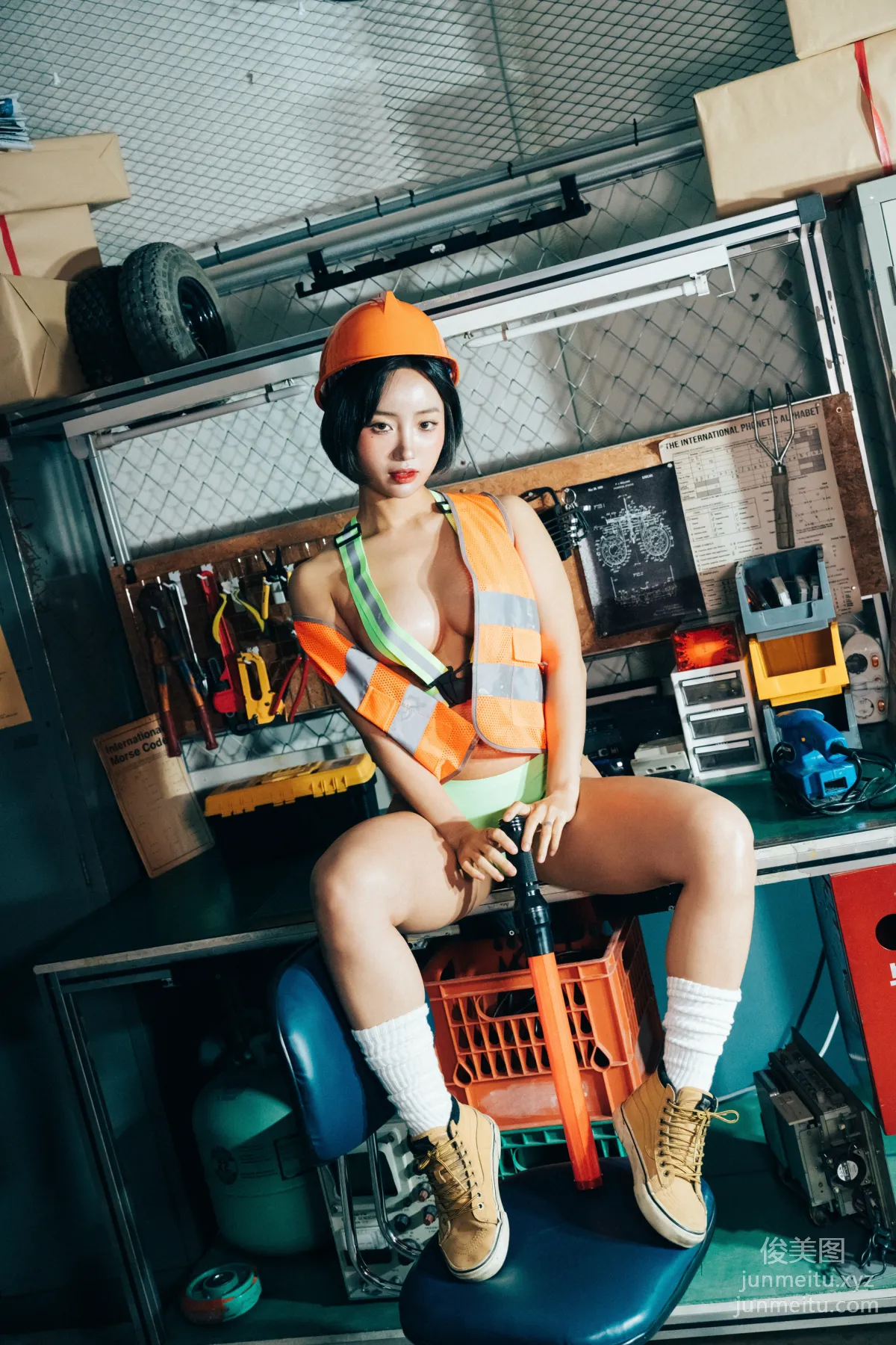 112.[Loozy] Booty Queen - Naked Worker - part 01 [44P] 1