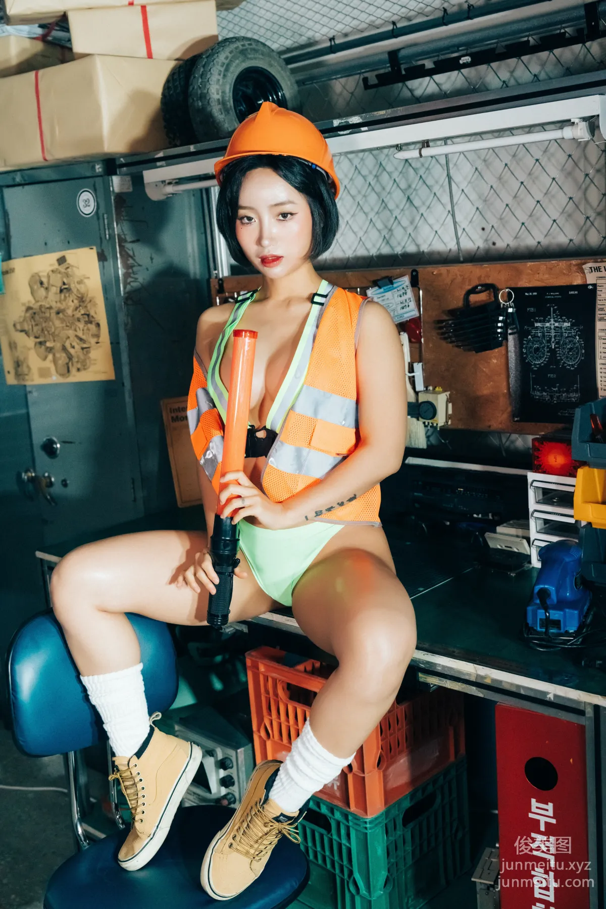 112.[Loozy] Booty Queen - Naked Worker - part 01 [44P] 3