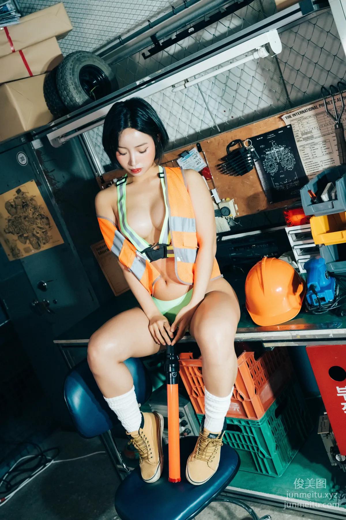112.[Loozy] Booty Queen - Naked Worker - part 01 [44P] 4