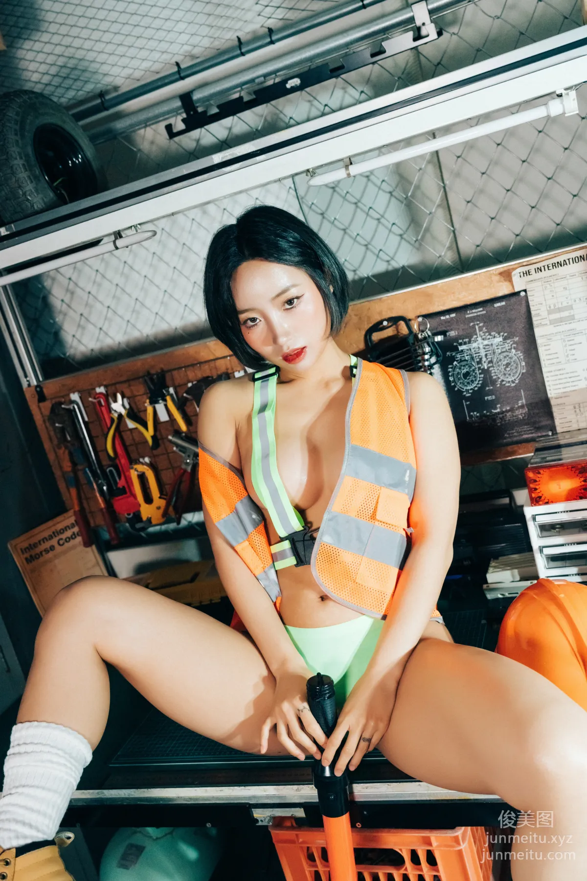 112.[Loozy] Booty Queen - Naked Worker - part 01 [44P] 5