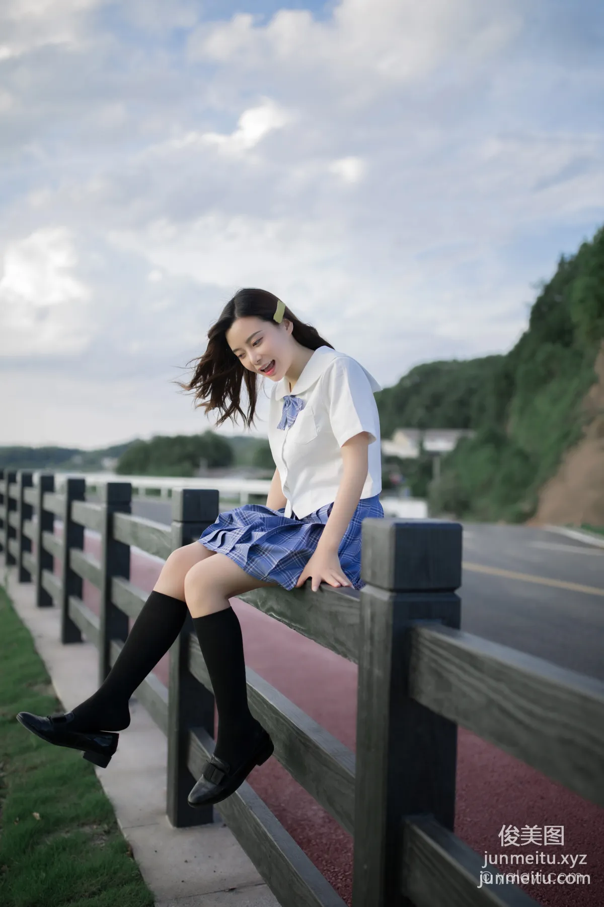 [YALAYI] 2020.07.28 NO.677 Zhi Ya 'Youth Running by the Riverbank' photo 2