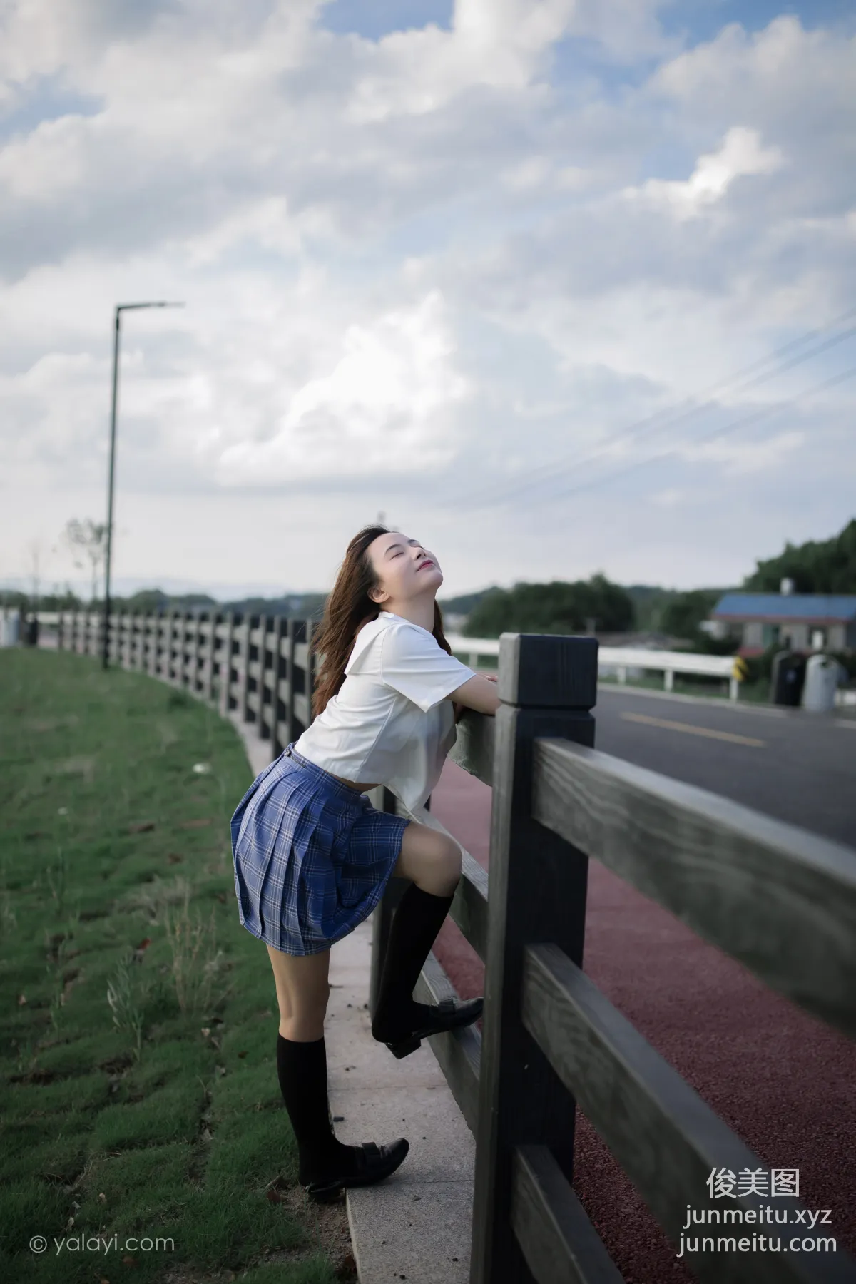 [YALAYI] 2020.07.28 NO.677 Zhi Ya 'Youth Running by the Riverbank' photo 3