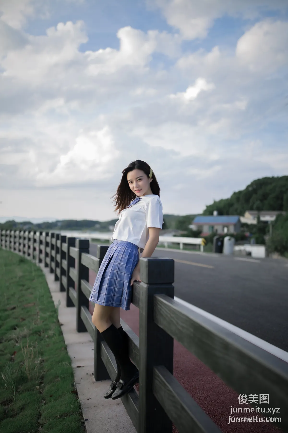 [YALAYI] 2020.07.28 NO.677 Zhi Ya 'Youth Running by the Riverbank' photo 4
