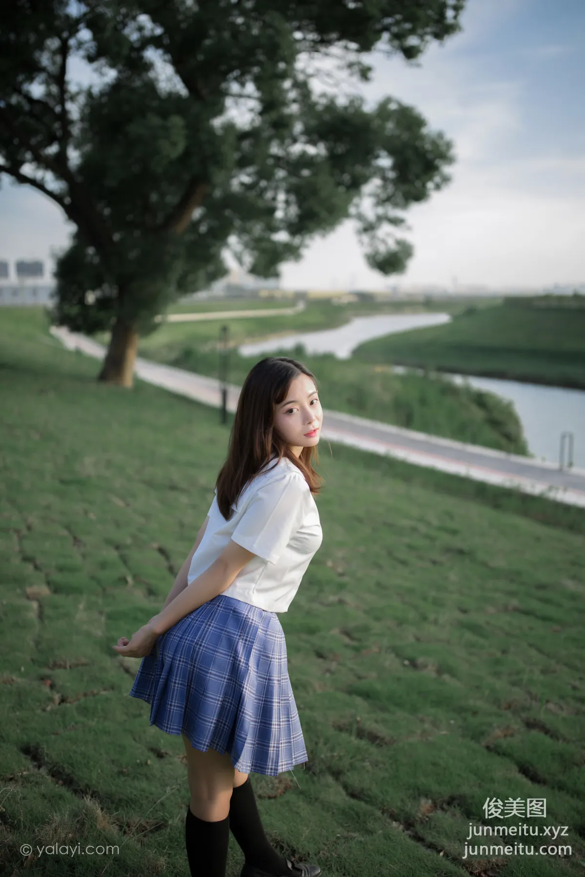 [YALAYI] 2020.07.28 NO.677 Zhi Ya 'Youth Running by the Riverbank' photo 9