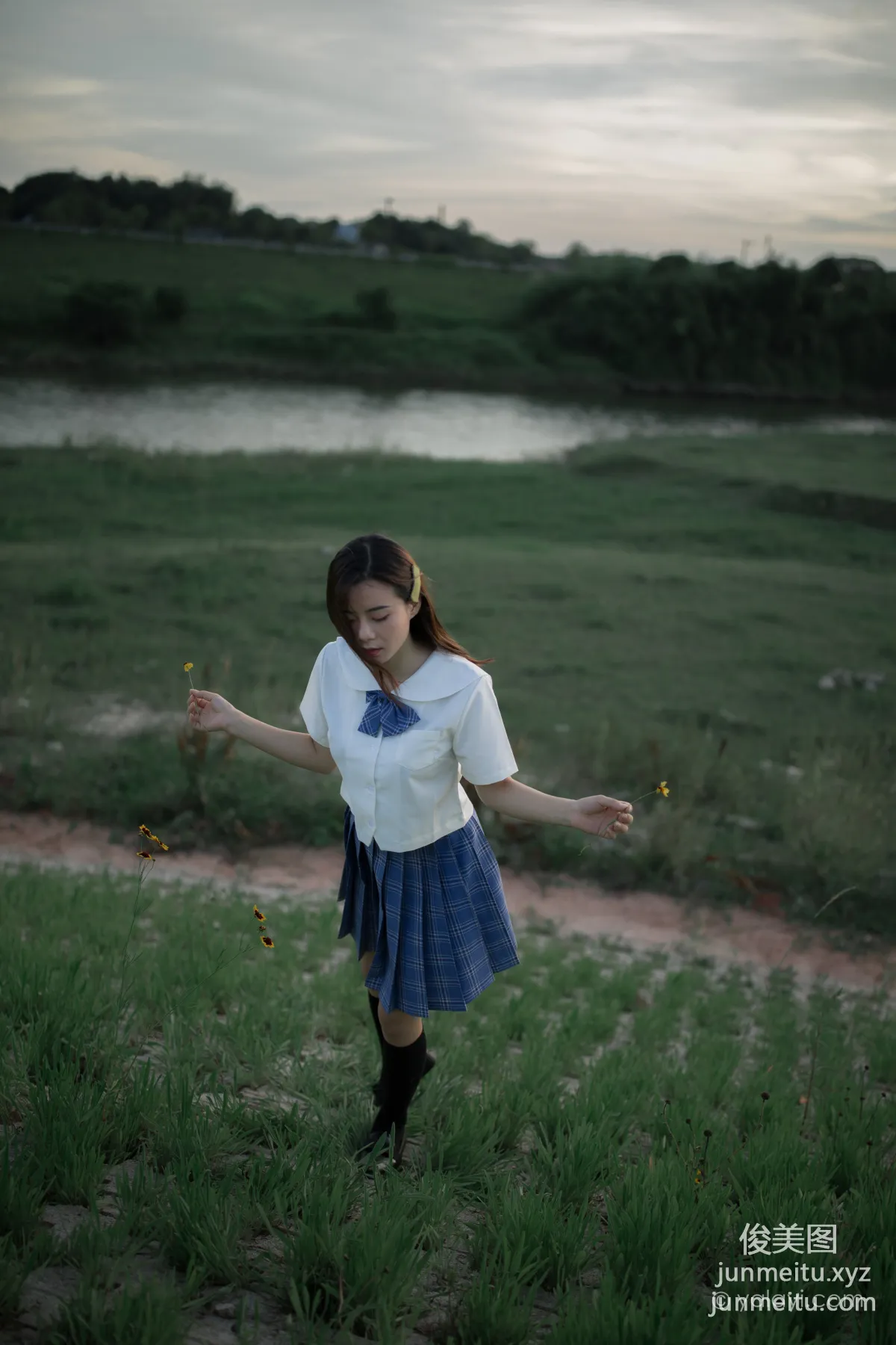 [YALAYI] 2020.07.28 NO.677 Zhi Ya 'Youth Running by the Riverbank' photo 38