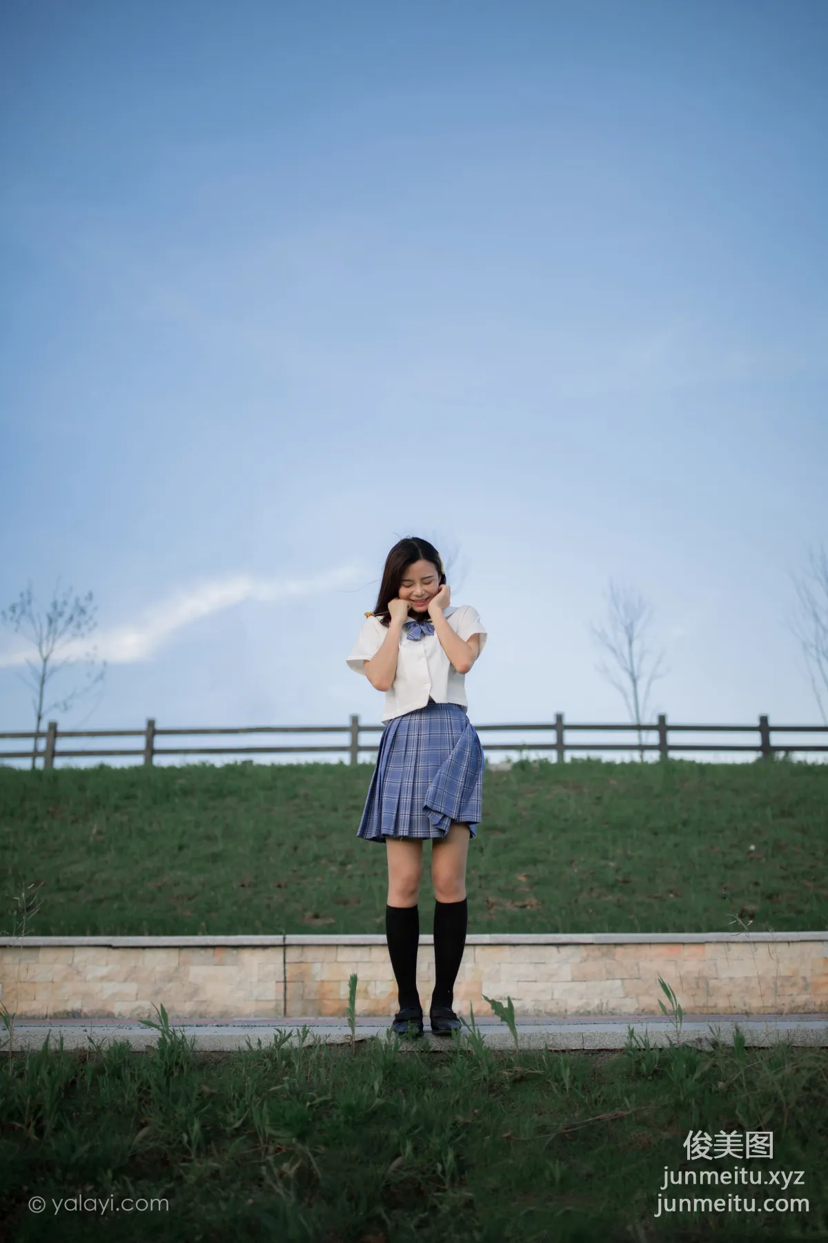 [YALAYI] 2020.07.28 NO.677 Zhi Ya 'Youth Running by the Riverbank' photo 39
