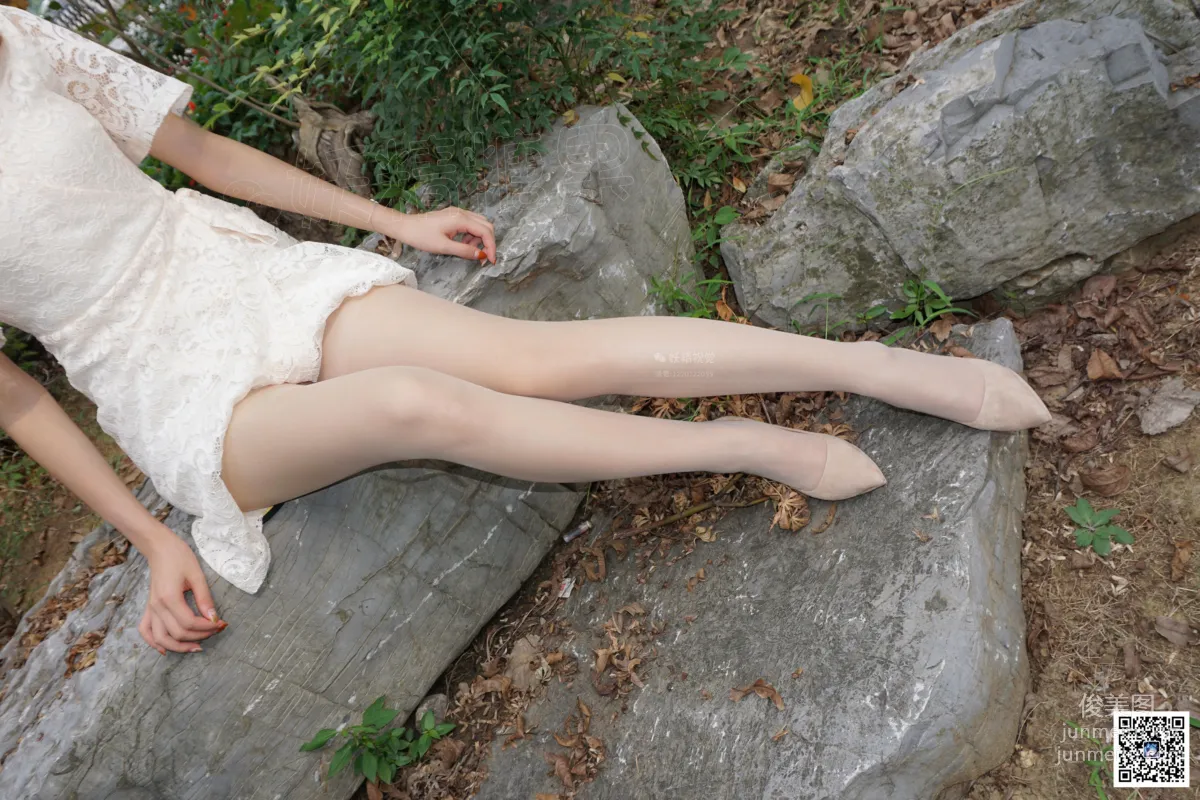 Yaojing Vision NO.092 Zhou Zhou, A Moment of Stockings, Hollow-Out White Dress [61P] photo 32