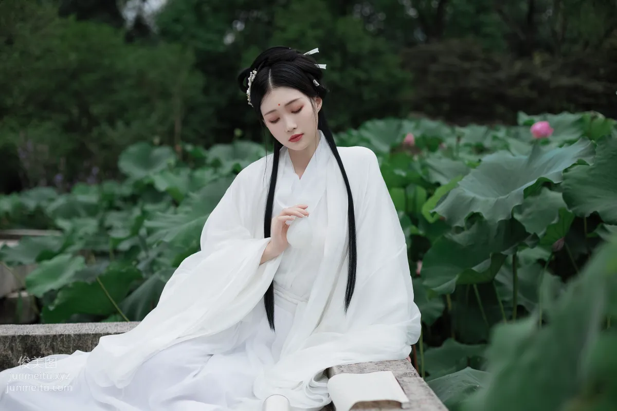 [YiTuYu] 2022.02.02 Rippling Waves, Distant Hills Across, One Smile Topples a City Liuliu Yangliu Liu photo 22
