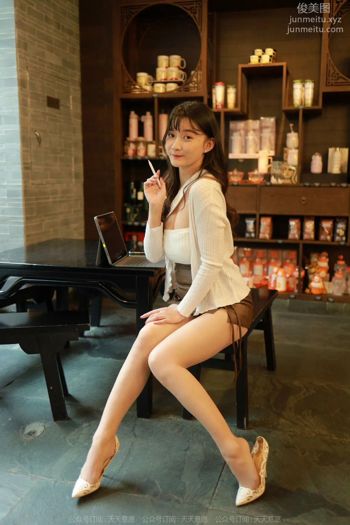 [IESS] 2022.04.27 Silk Enjoyer 1072: IESS Qiuqiu, Charming Cleavage photo 19