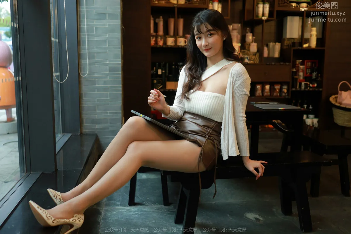 [IESS] 2022.04.27 Silk Enjoyer 1072: IESS Qiuqiu, Charming Cleavage photo 35